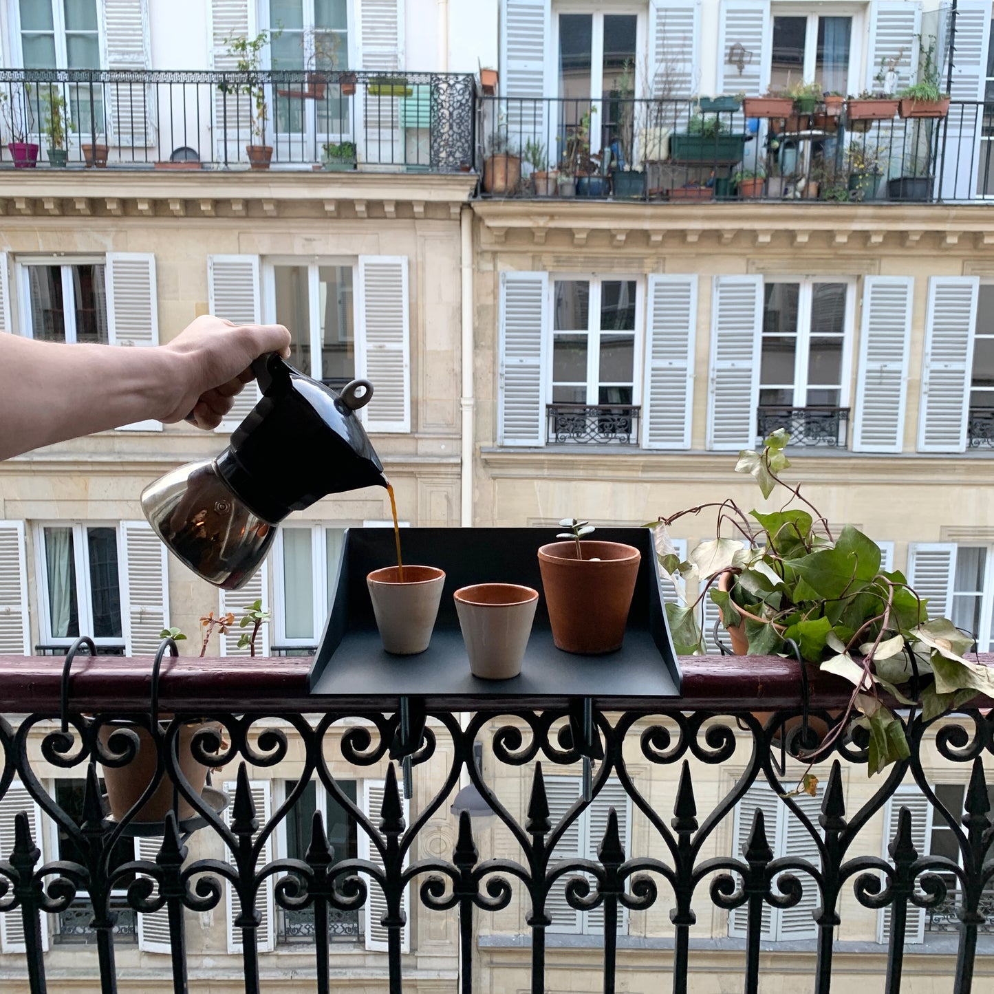 Table en acier pour balcon fabriquée en France