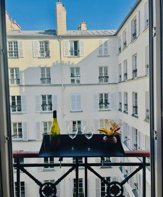 Recevoir en hauteur : comment réussir un apéro sur son balcon