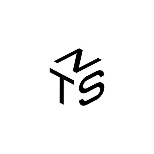 Logo Never Too Small, média du design pour petits espaces, avec la table de rambarde Balconie d'Extra Terrasse