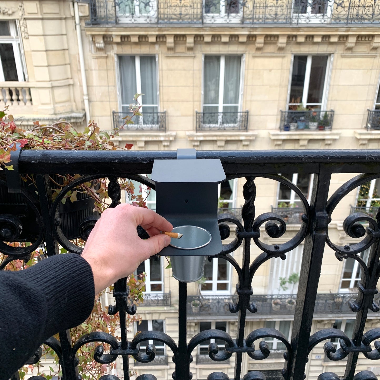 Balcondrier - Ashtray for balcony